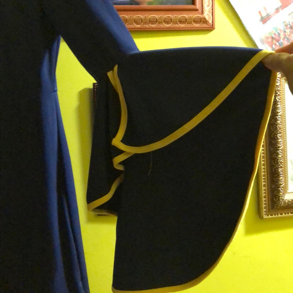 Short dress with style sleeves.